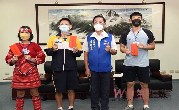 南投林縣長接見勉勵3位總統教育獎得主