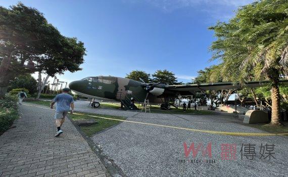不再亂漆!八卦山大佛風景區「老母雞」C-119運輸機重新粉刷橄欖綠外觀