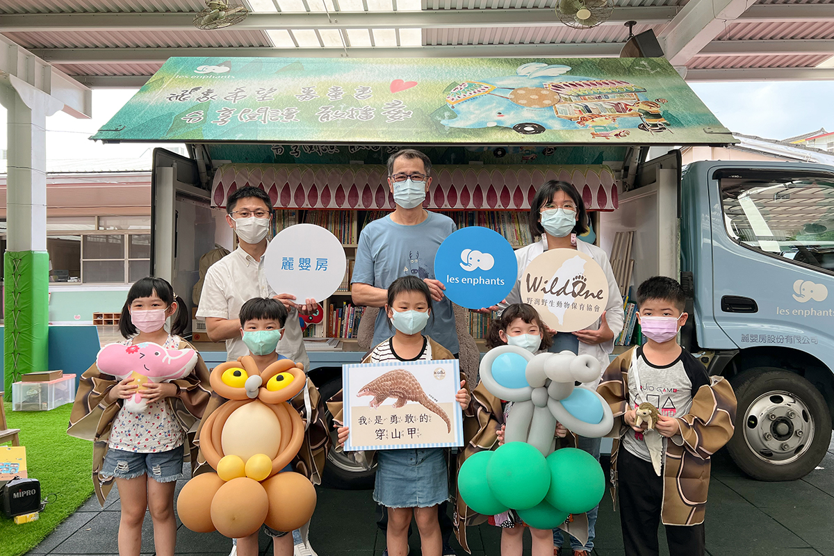 (後左至右)成功教育家幼兒園執行長 施成翰、麗嬰房總經理 張育韶、野灣動物醫院院長 江宜倫 與小朋友們合照
