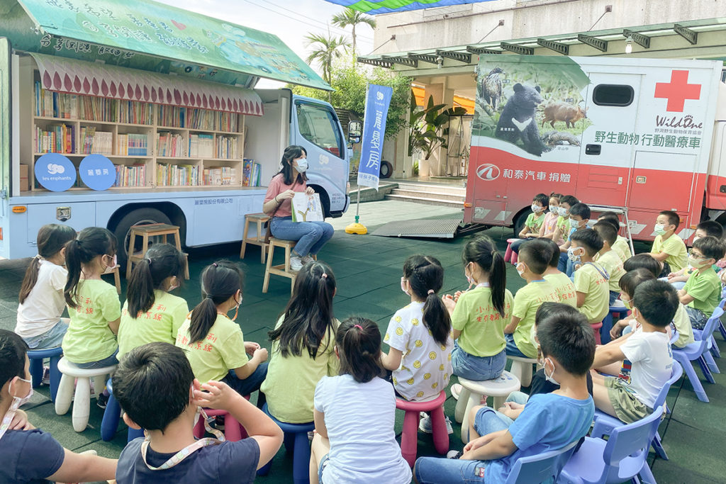 麗嬰房行動圖書車透過繪本説故事,讓小朋友們了解動物保育的重要性