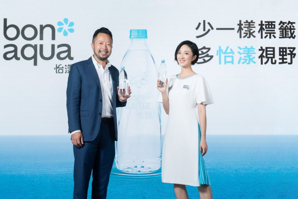 可口可樂公司台灣總經理陳正峰(左)與品牌大使桂綸鎂邀請消費者透過「bonaqua怡漾」的少一張標籤,看見多一點美好的永續未來!(可口可樂公司提供)