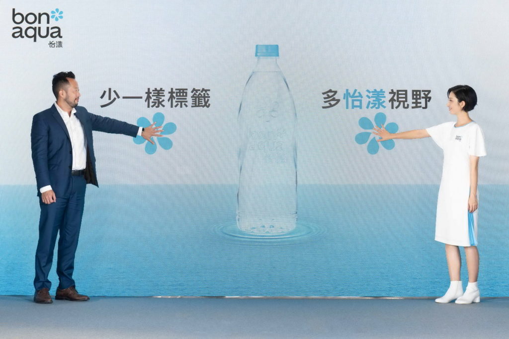 可口可樂公司台灣總經理陳正峰(左)與品牌大使桂綸鎂一同宣布全新「bonaqua 怡漾」無標籤鹼性離子水正式在台上市(可口可樂公司提供