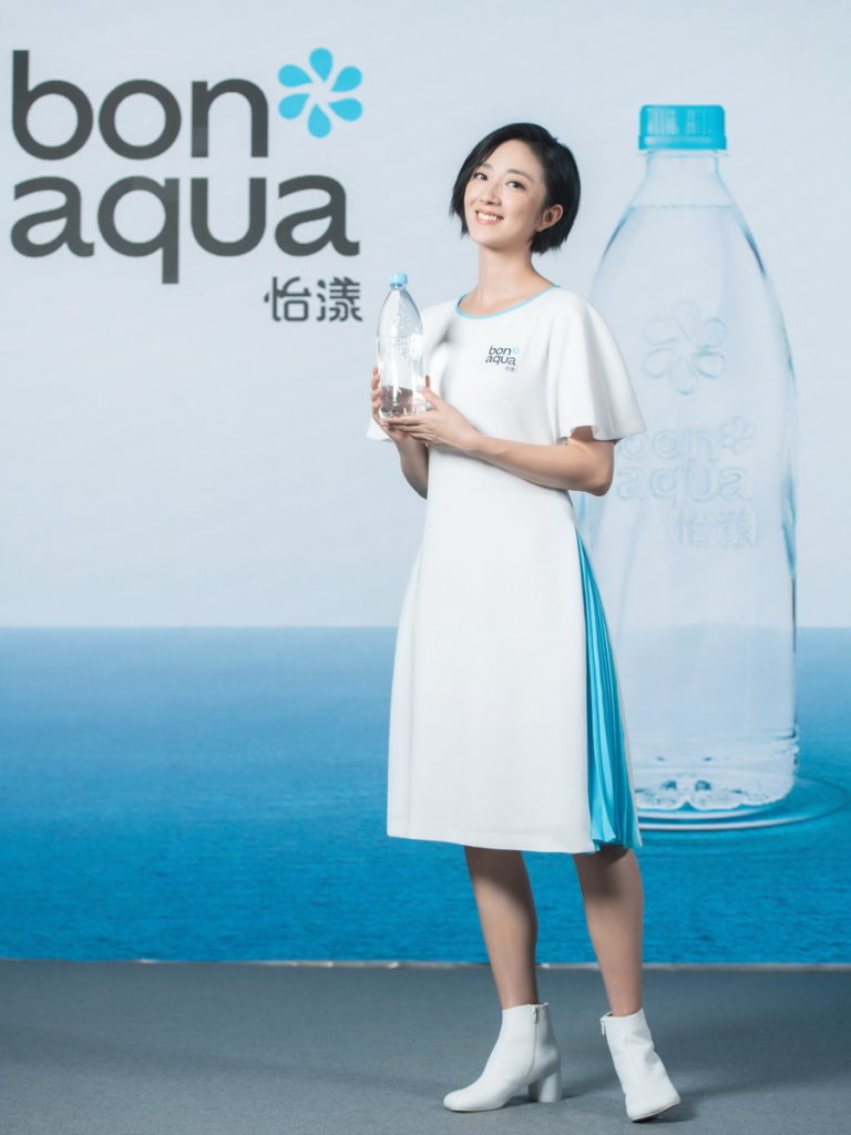 金馬影后桂綸鎂力推可口可樂公司新品牌「bonaqua 怡漾」單瓶販售無標籤鹼性離子水,期盼少一點想要,多「怡漾」美好的減碳新風潮(可口可樂公司提供)
