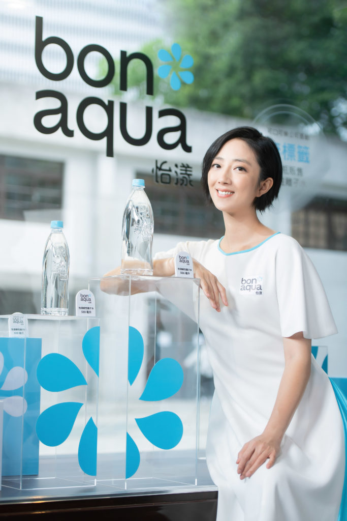 桂綸鎂分享自己每天都會盡量喝到2,000cc的水,即使工作再忙也會提醒自己補水,以維持水感狀態(可口可樂公司提供)