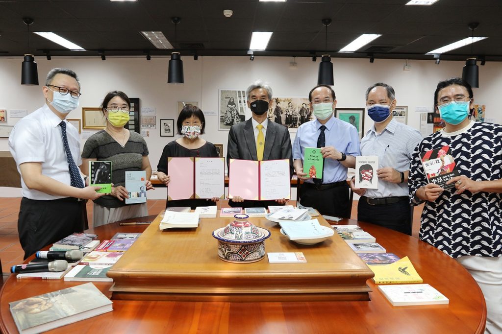 作家李昂(左3)財產信託贈與中興大學,中興大學薛富盛校長(左4)、楊長賢副校長(右3)、邱貴芬教授(左2)、人社中心蔡東杰主任(左1)、圖書館蔡宗憲副館長、人社中心解昆樺組長共同見證(圖/中興大學提供)