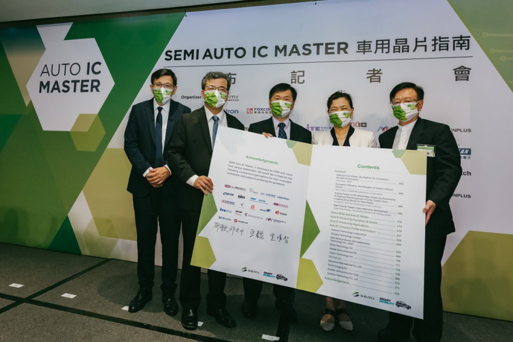 (從左至右)SEMI全球行銷長暨臺灣區總裁曹世綸、鴻海系統晶片設計中心副總經理劉錦勳、交通部常務次長祁文中、經濟部部長王美花、聯華電子榮譽副董事長宣明智共同出席SEMI Auto IC Master發表會,宣示助力臺灣車用半導體產業開創新局