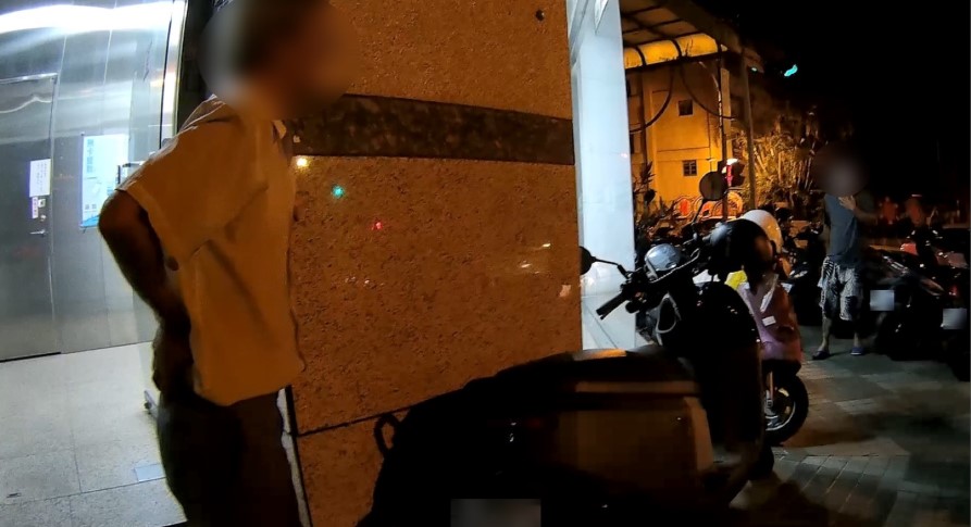 ▲警方聯繫上婁男兒子,到場將父親帶回家 (圖/台中市警察局 提供)
