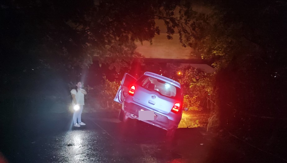 ▲滂沱大雨中劉女依導航行駛，結果車輛卡在田野溝渠，幸好員警及時解救 (圖/台中市警察局 提供)