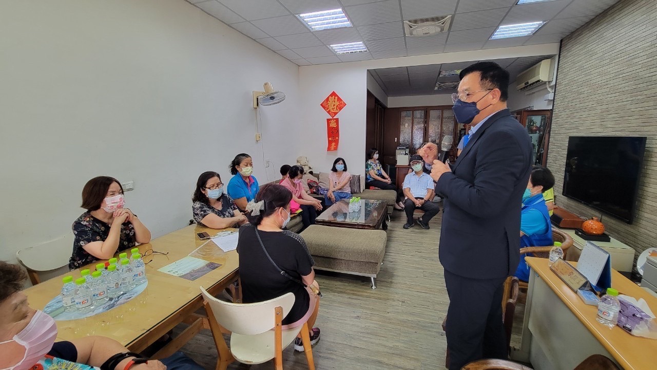 ▲林耕仁指出,參加客廳會的民眾,都可以盡情暢所欲言,他都會虛心接受指教並盡力改進,將來作為推動市政的實踐者。(圖/翻攝自林耕仁臉書)