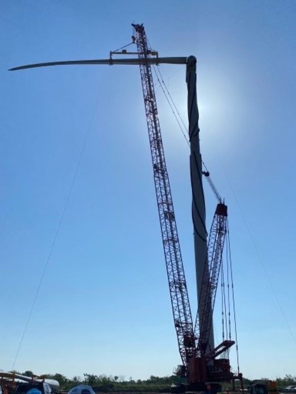 正在安裝的渦輪葉片將為 ENGIE 莱姆斯通風能項目提供動力,並提供可再生能源,以支援 LyondellBasell 的目標,即到 2030 年從可再生能源中採購至少 50% 的電力。 正在安裝的渦輪葉片將為 ENGIE 莱姆斯通風能項目提供動力,並提供可再生能源,以支援 LyondellBasell 的目標,即到 2030 年從可再生能源中採購至少 50% 的電力。