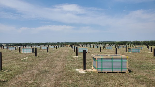 光伏電池板已交付並準備在德州希爾縣的 Buckeye Files 太陽能項目安裝。現場將使用超過 350,000 塊太陽能板。 光伏電池板已交付並準備在德州希爾縣的 Buckeye Files 太陽能項目安裝。現場將使用超過 350,000 塊太陽能板。