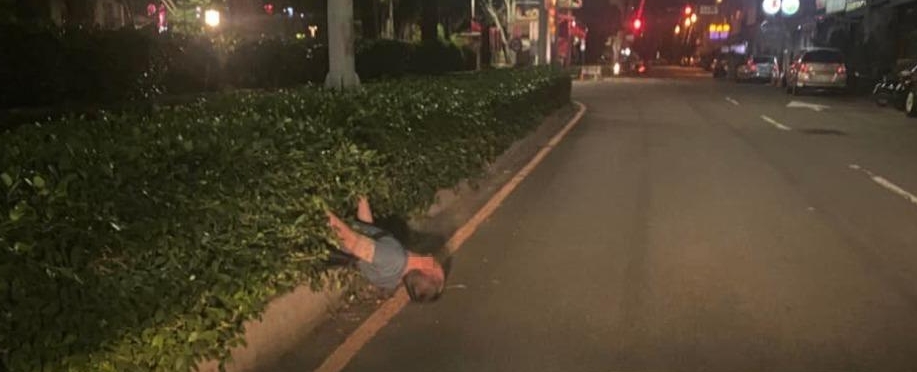 圖片說明：安全島當床睡，醉漢形同殭屍非常驚悚。（記者江雁武翻攝）