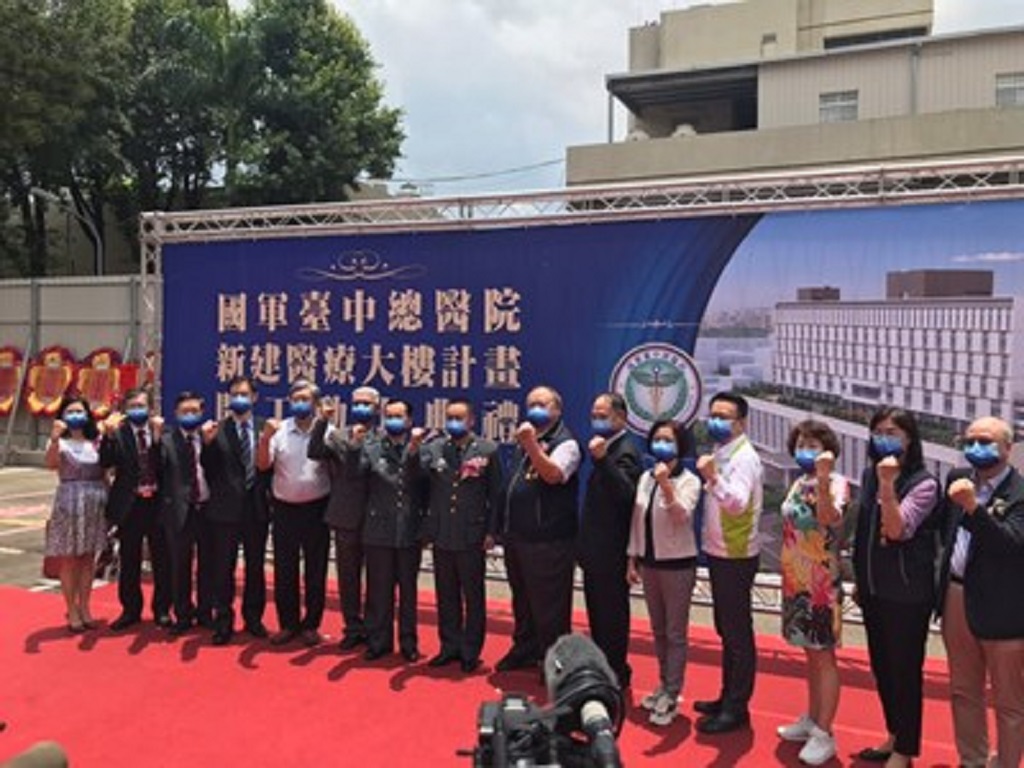 圖片說明:中市副市長陳子敬出席國軍台中總醫院新建醫療大樓開工動土典禮,並與相關人員合影。(記者謝榮浤翻攝)