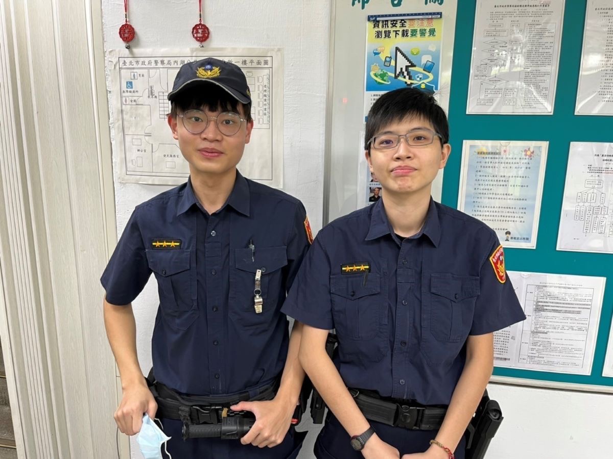 圖片說明:年邁長者迷路孤坐路旁,港墘派出所警員黃世華(左)、黃思慈(右)協助平安返家。(記者宋紹誠翻攝)