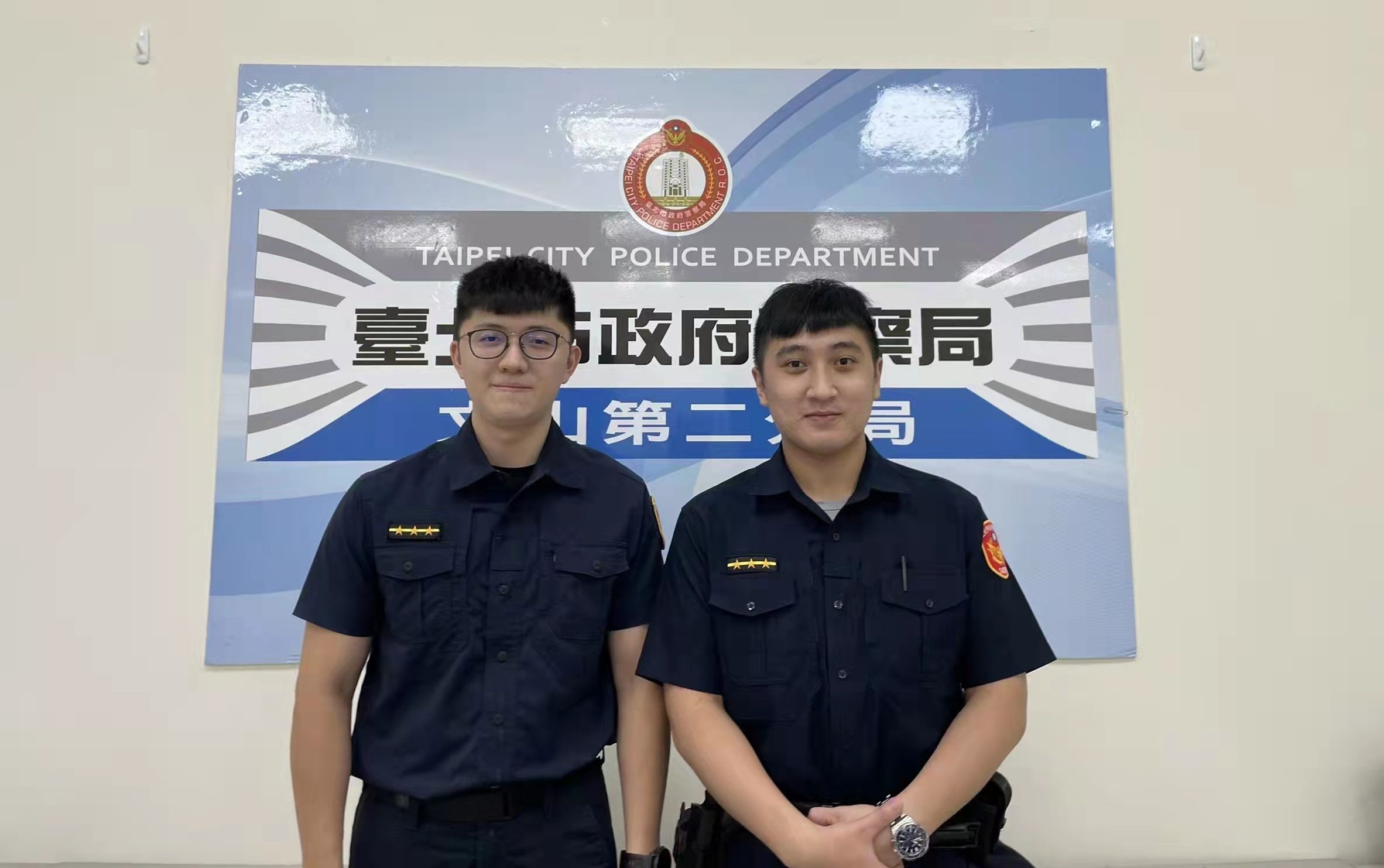 圖片說明：景美所員警林冠廷（左）、陳洺宇（右）保護提領大額款項的民眾安全到達銀行。(記者吳萍翻攝）