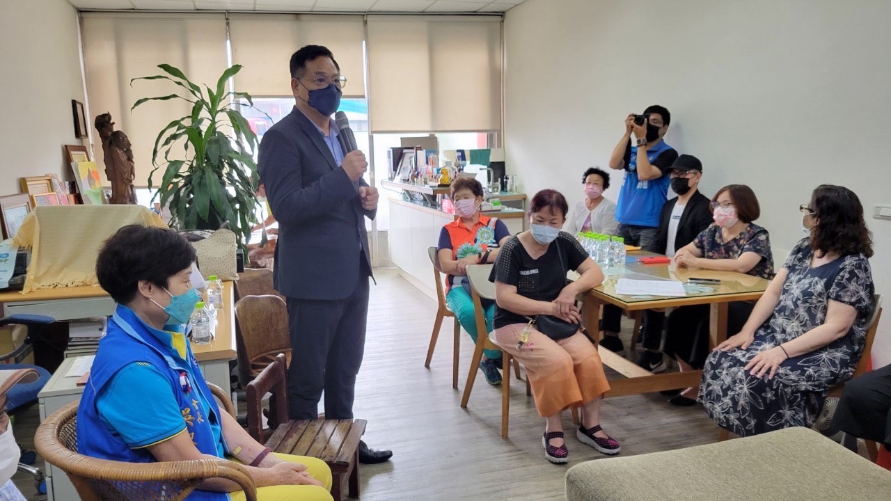 圖片說明::國民黨提名參選新竹市長的林耕仁,以「客廳會,與您做伙」的形式,與全市各區地方居民近距離的談心、聊市政。(圖:翻攝自林耕仁臉書)