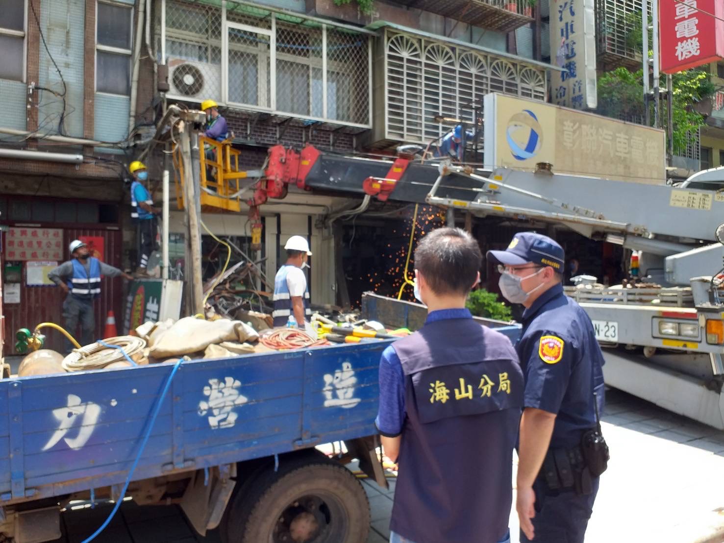 圖片說明：警方獲報板橋區民生路3段一處加蓋鐵皮建築以檳榔攤為掩護，實際經營賭場及供幫派成員聚集活動。(記者林鈞澤翻攝)