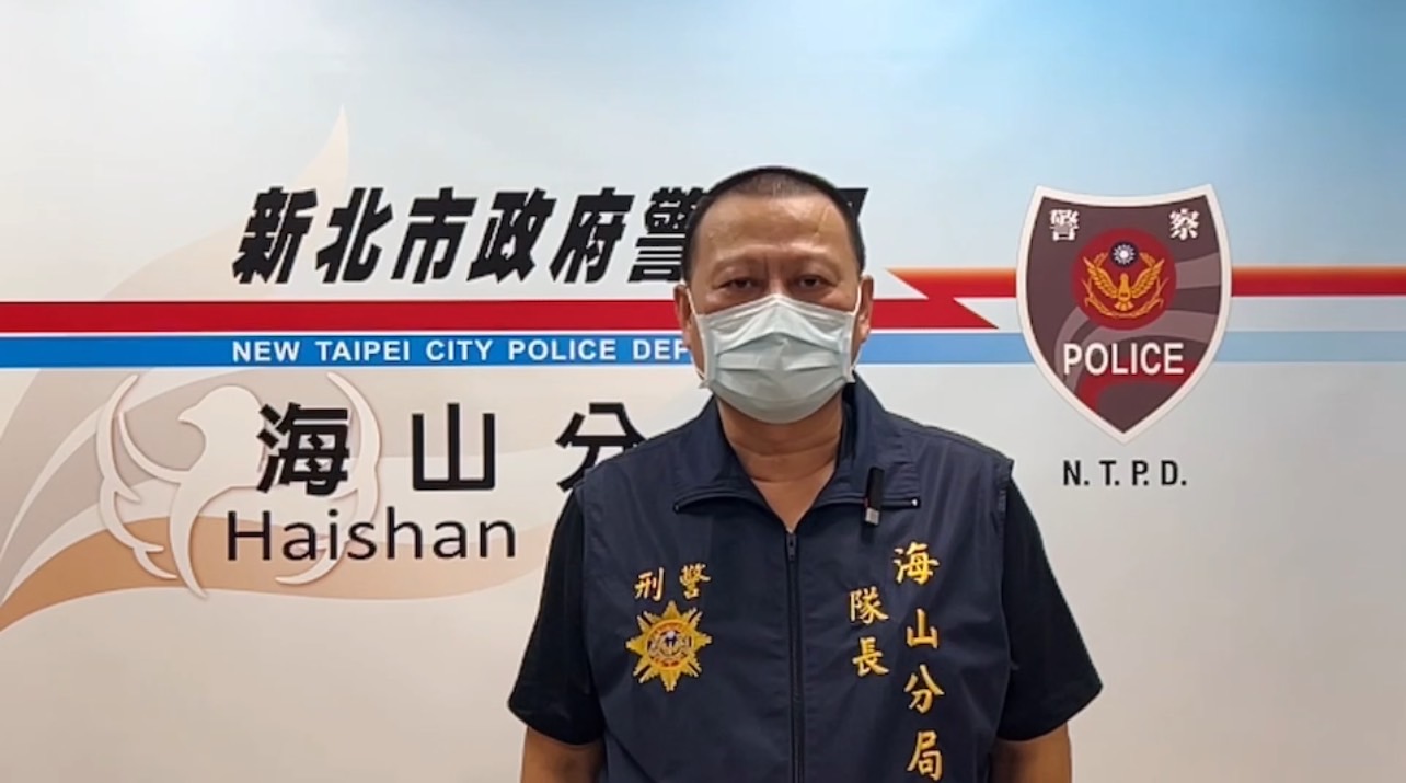 圖片說明:海山分局偵查隊隊長廖武郎說明畫面。(記者林鈞澤翻攝)