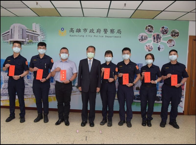 黃明昭表揚好人好事員警 並贈送退休人員紀念品
