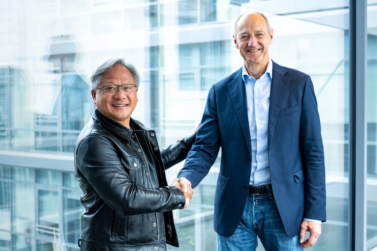 圖二_NVIDIA 創辦人暨執行長黃仁勳 (左) 與西門子執行長 Roland Busch (右)