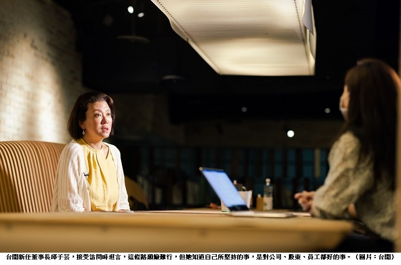 可能是 2 個人、室內和文字的圖像