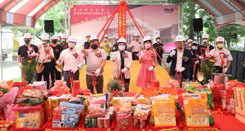 可能是 12 個人和大家站著的圖像
