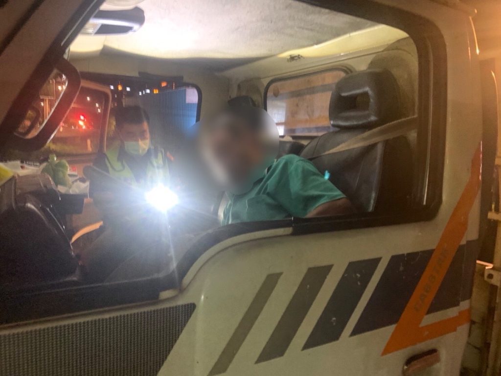 驚見該車駕駛似乎身體不適半躺臥在駕駛座