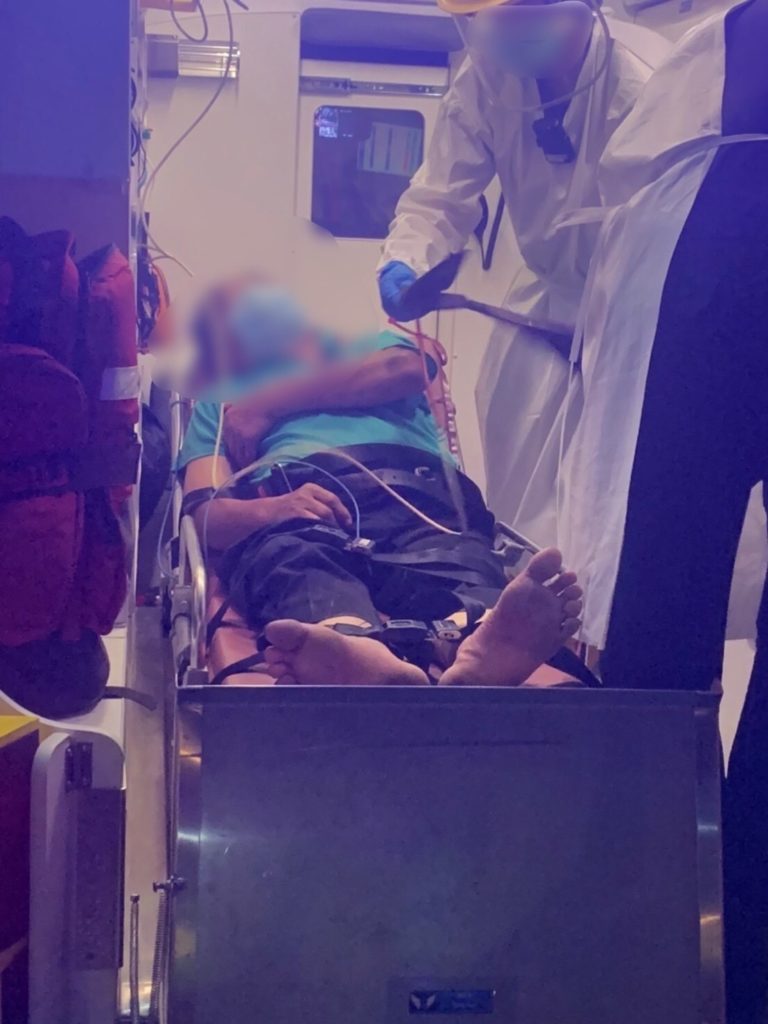 警方懷疑駕駛疑似中風,趕緊通報消防局緊急將駕駛送醫治療