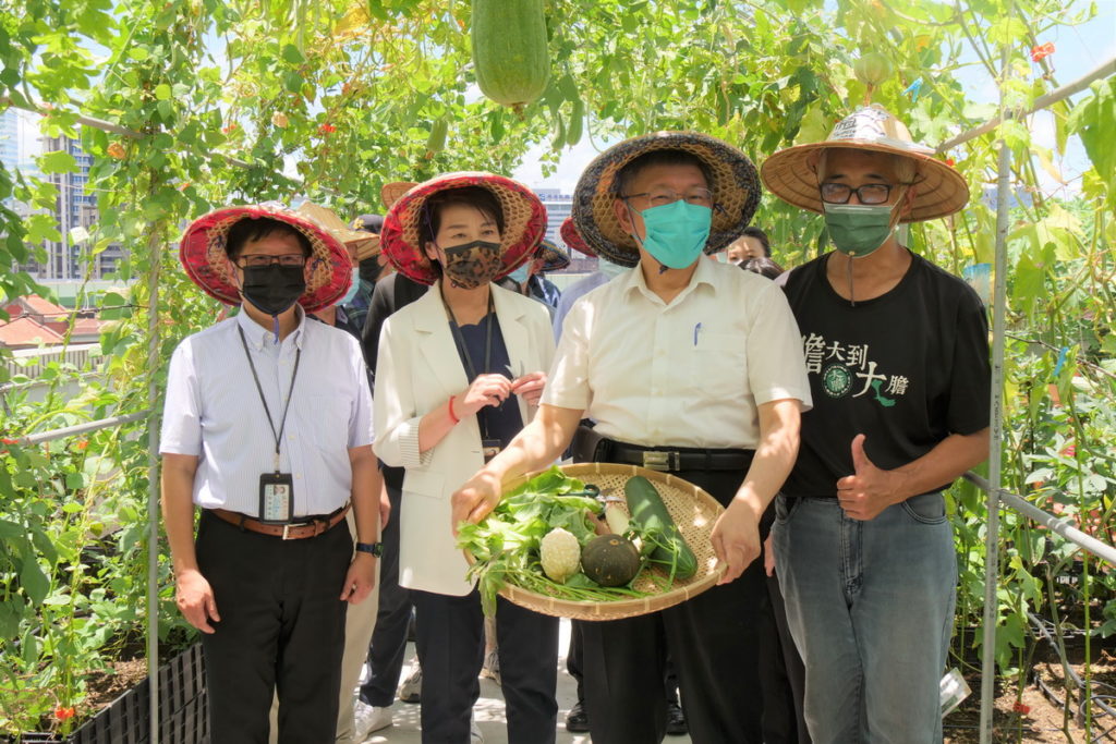 市長與副市長採摘綠屋頂蔬菜收穫滿滿