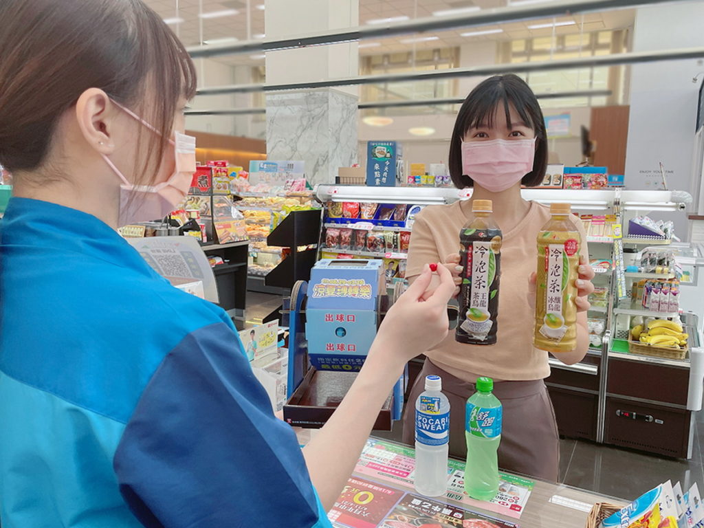 夏日消暑省錢秘技,萊爾富門市推出「涼夏轉轉樂」活動,指定飲料任2件憑搖獎機彩球對應折扣享最低0元起