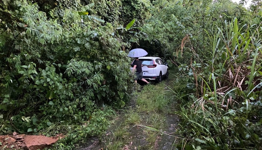 ▲李姓民眾駕車山區走錯路,欲調頭時卻被百噸落石阻斷去路 (圖/苗栗縣警察局 提供)