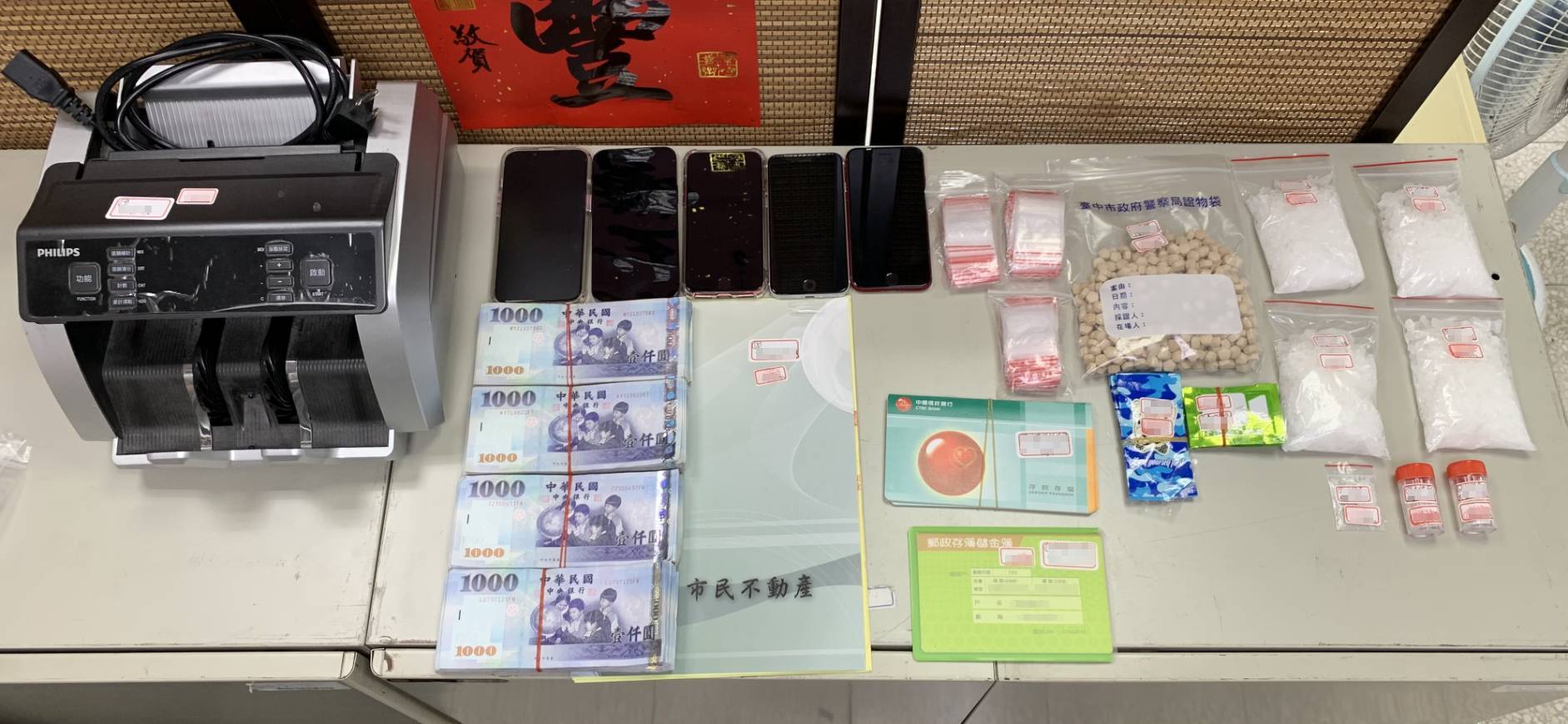 ▲現場查扣愷他命、咖啡包、毒品梅錠、存摺、手機、點鈔機及40萬元等證物 (圖/台中市警察局 提供)