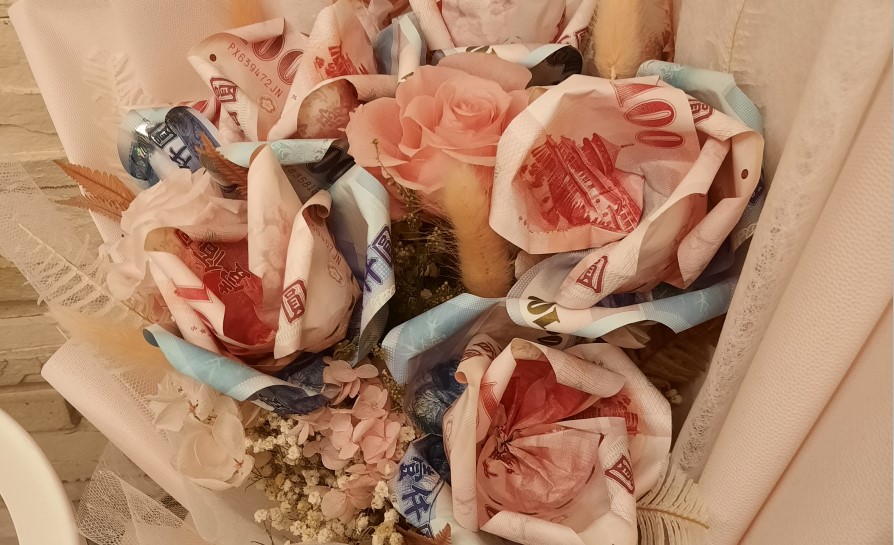 ▲毒販用新臺幣紙鈔摺成花朵,真的是「有錢花」 (圖/台中市警察局 提供)
