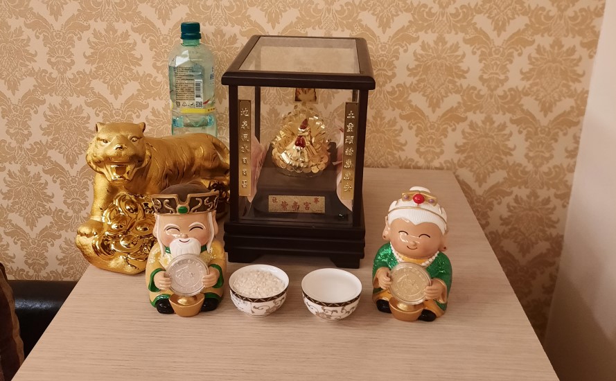 ▲毒販供奉象徵財源的金雞及金虎,果真「聚財有術」 (圖/台中市警察局 提供)