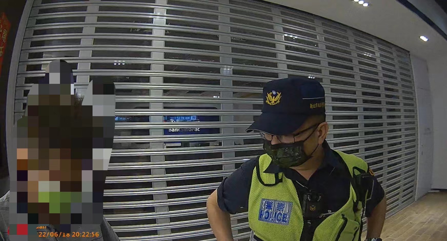 圖片說明:李姓老翁手持電話操作ATM，林口巡邏警眼尖及時攔阻60萬。(記者吳萍翻攝）