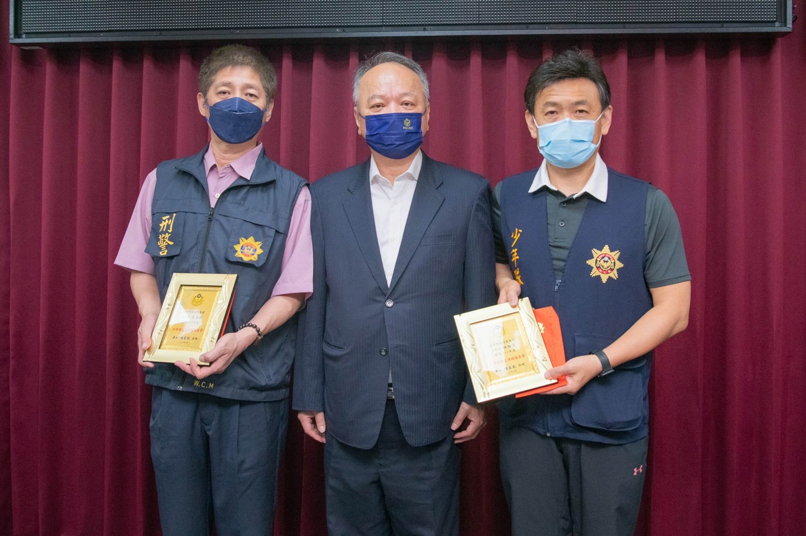 圖片說明:受獎人員(左)第一分局偵查佐吳治明、(右)少年隊小隊長林振宏。(記者江雁武翻攝)