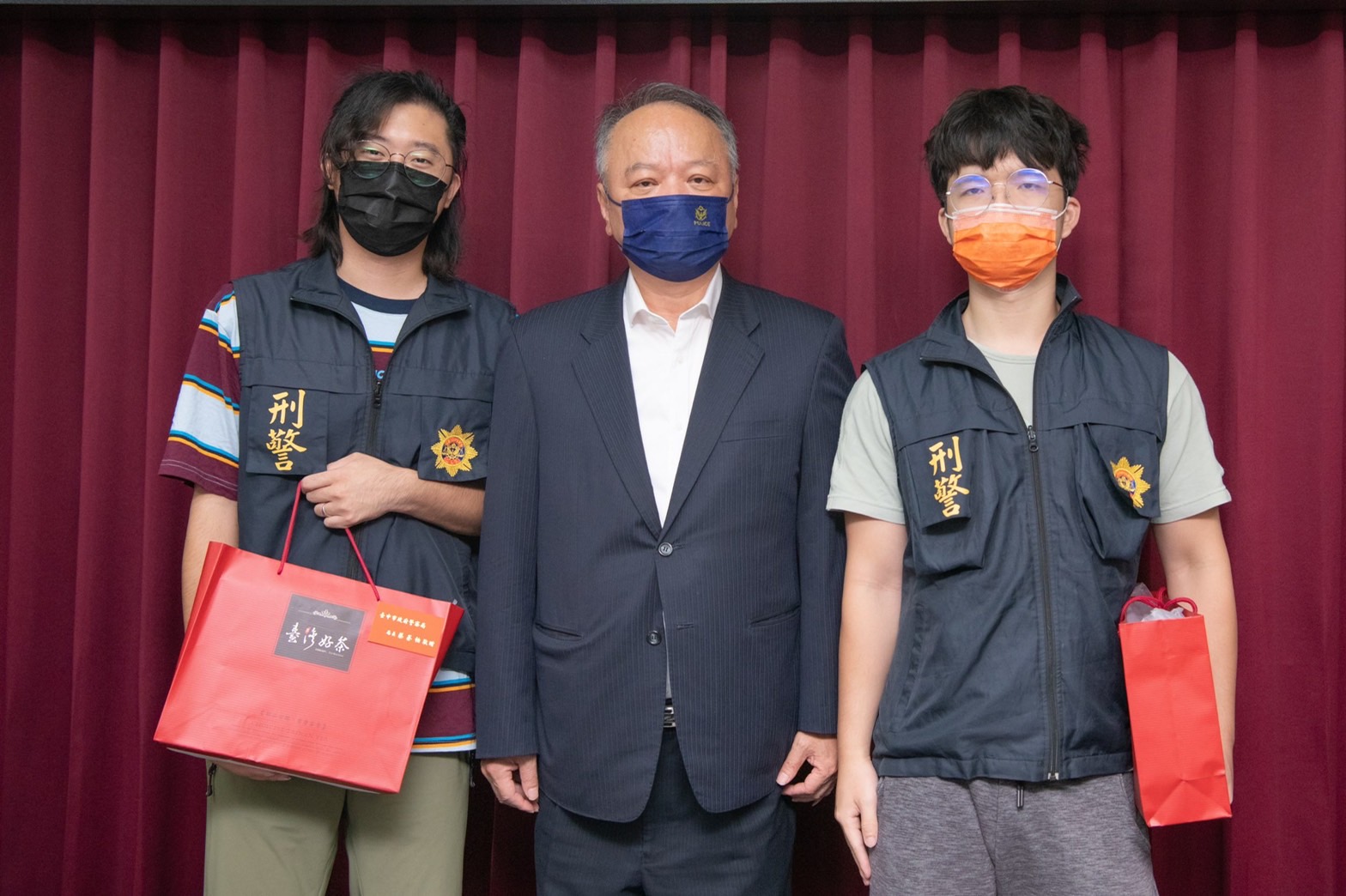 圖片說明:受獎人員(左)豐原分局偵查佐尤柏舜、(右)烏日分局偵查佐李育誌。(記者江雁武翻攝)