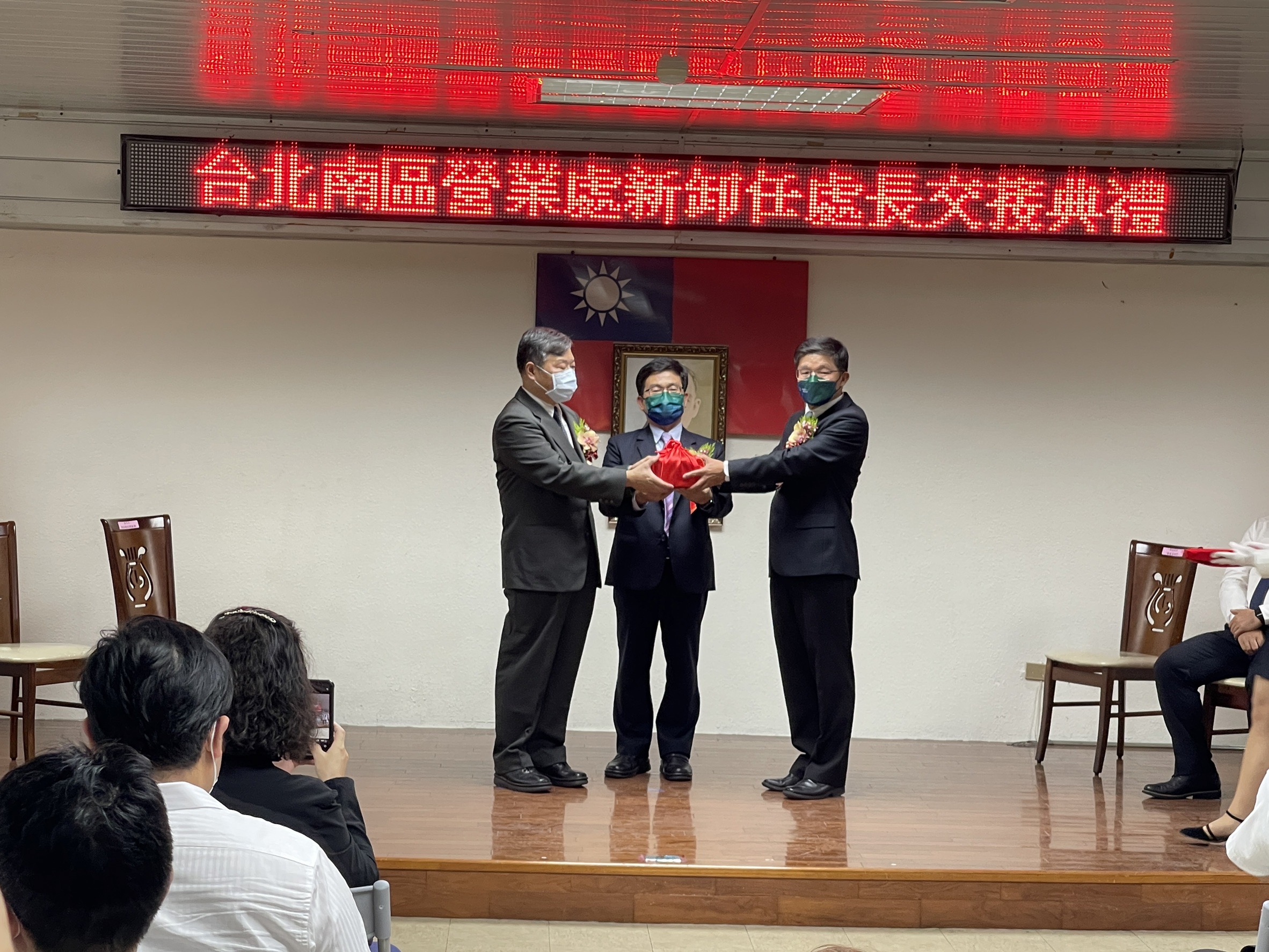圖片說明:台電台北南區營業處新、卸任處長交接典禮(左)卸任處長謝義隆(中)副總經理陳銘樹、(右)新任處長黃銘宏(圖/台電台北南區營業處提供)