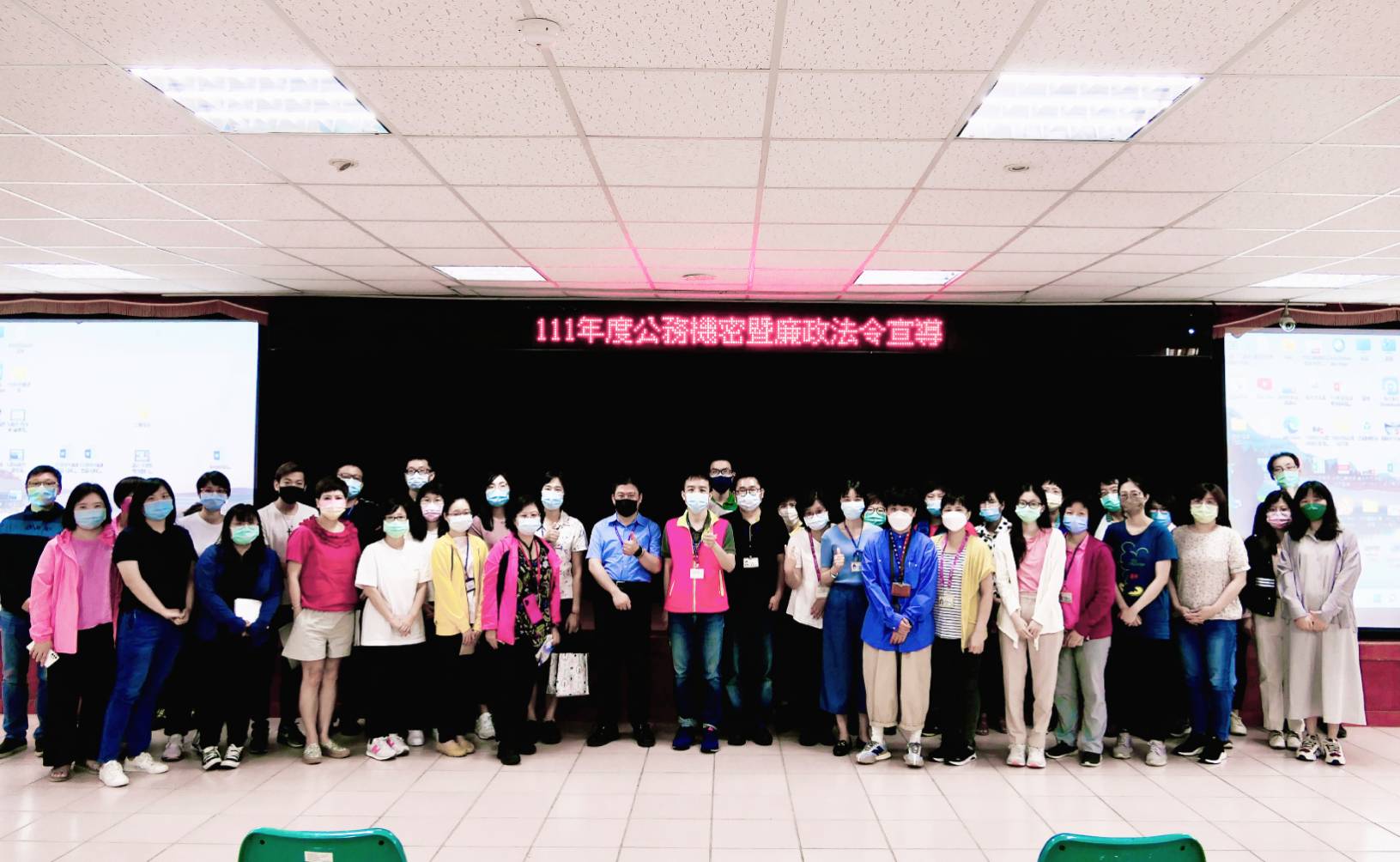 圖片說明：內湖區公所同仁與劉耀中組長於課程結束後開心合影。（記者薛秀蓮攝）