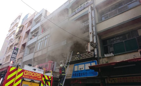 鹿港鎮菜園路水電行失火 國中生困廁所半小時救出已無生命跡象