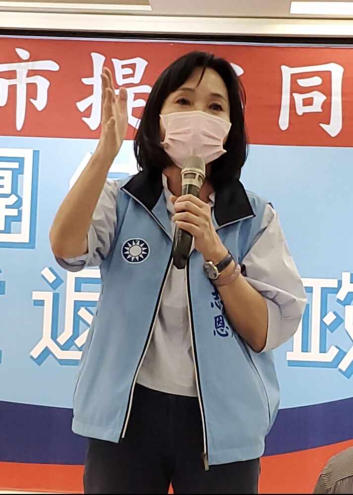 漾新聞|「世界經驗,領航港都」 柯志恩走進台下走入人群強調要繞著高雄跑