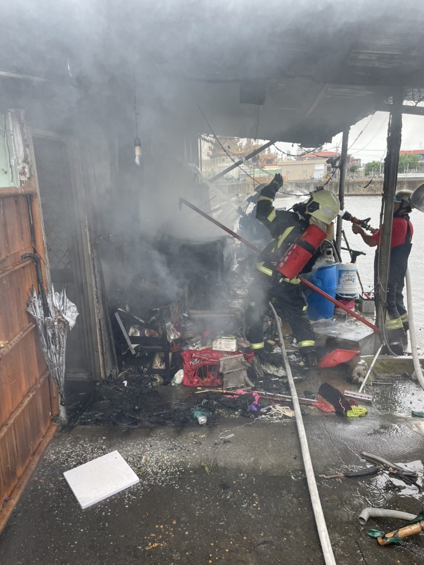 林邊消防分隊水利村抽水站附近工寮火警搶救/波新聞
