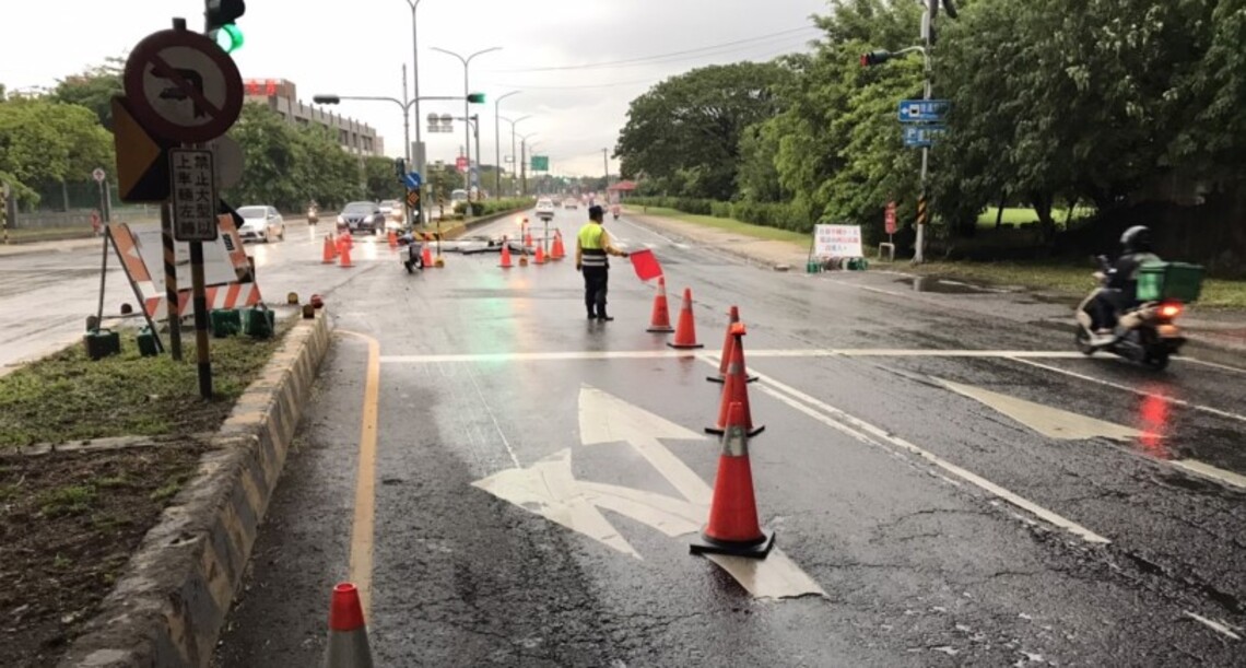 媒體報導高雄雨後岡山區路面出現坑洞     市府捷運局回應說明
