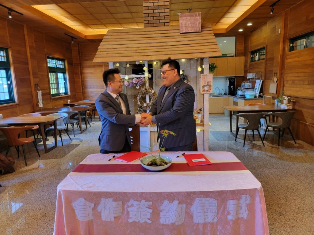 愛上喜翁莊園董事長蔡盛雄博士(左)與中華國際頂級VIP管家協會林棋凡博士簽訂頂級管家培訓服務合作協議