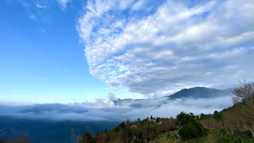 愛上喜翁莊園位於新竹縣五峰鄉雲霧之上的喜翁部落,坐擁天然無邊際雲海大景,終年雲霧繚繞以迷霧森林著稱,亦有一日四季之陽光、雨露、夕照與深邃星空美景,瞬息絢麗令人著迷。
