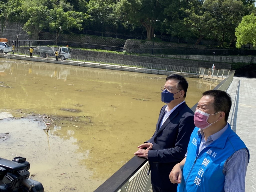 國民黨新竹市長候選人林耕仁質疑,市府所謂的整治工作是拿錢在打水漂,應該要交代清楚青草湖壅塞的根本原因。(圖:翻攝自林耕仁臉書)