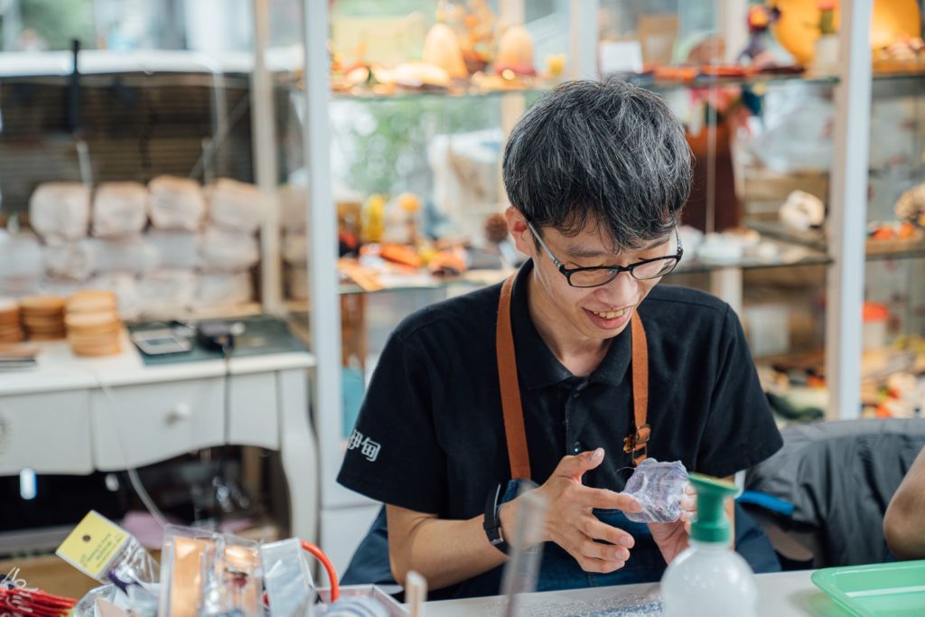 伊甸小羊苗庇護工場員工小育發掘自我優勢能力，在職場生活上發光發熱。
