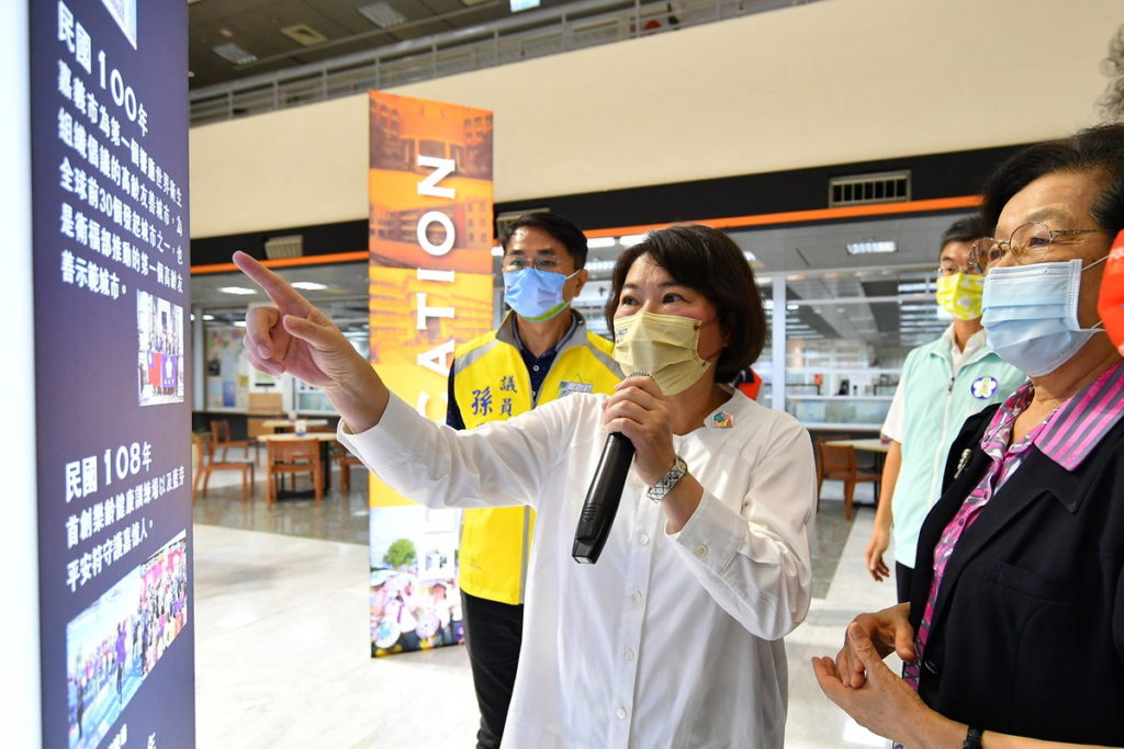 市長參觀「城家四Ｏ-嘉義市恢復升格省轄市40週年展覽」