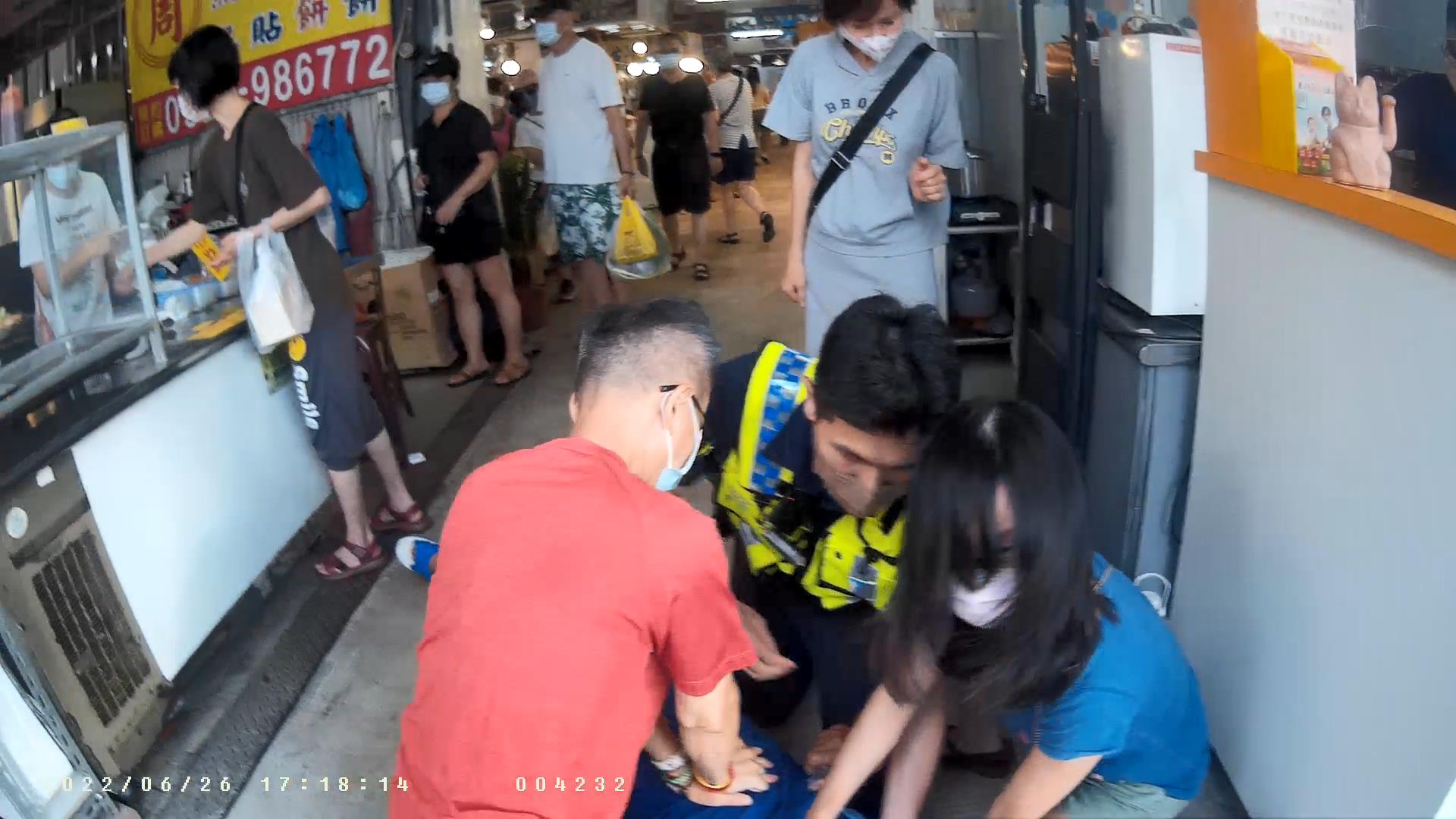 ▲男子突然倒地不起,員警獲報到場,該男已無脈搏心跳 (圖/台中市警察局 提供)