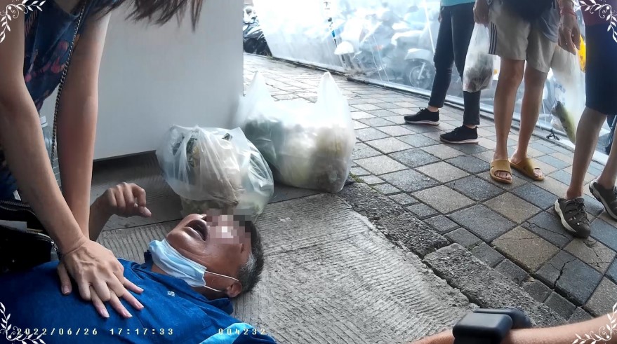 ▲一旁熱心民眾協助施作CPR搶救後,救護車接手送醫救回一命 (圖/台中市警察局 提供)